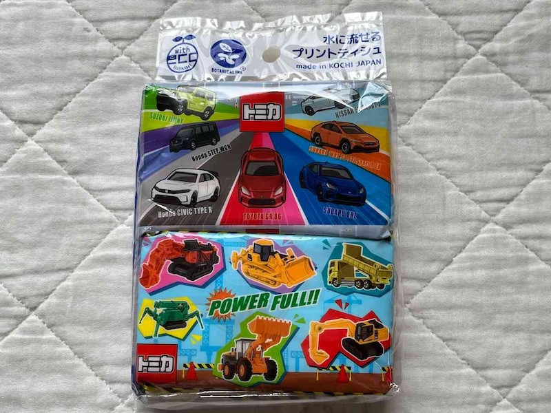 キャンドゥの「水に流せるプリントティシュ トミカミニ4P」
