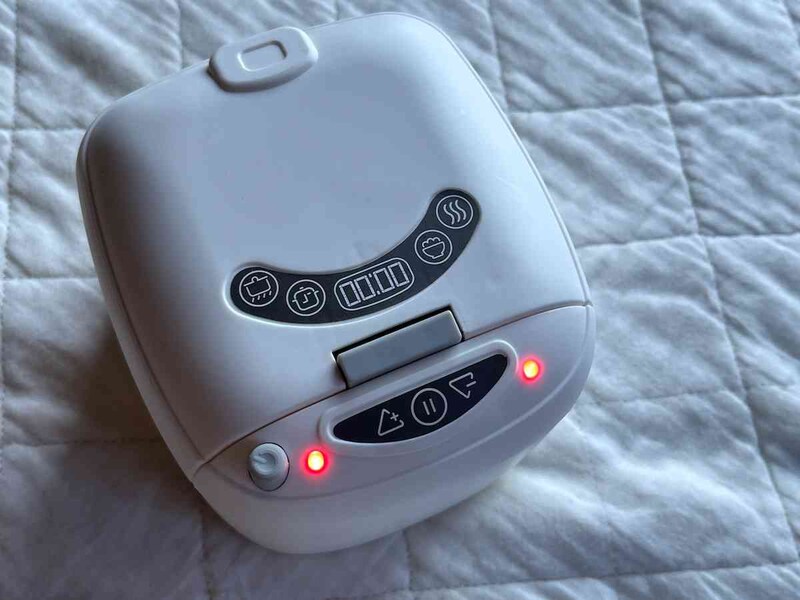 キャンドゥの「おままごと 炊飯器」のボタンを押すと、赤いライトが点滅する