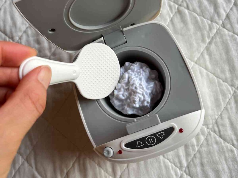 付属のしゃもじでは、ごはんをすくいにくいかも