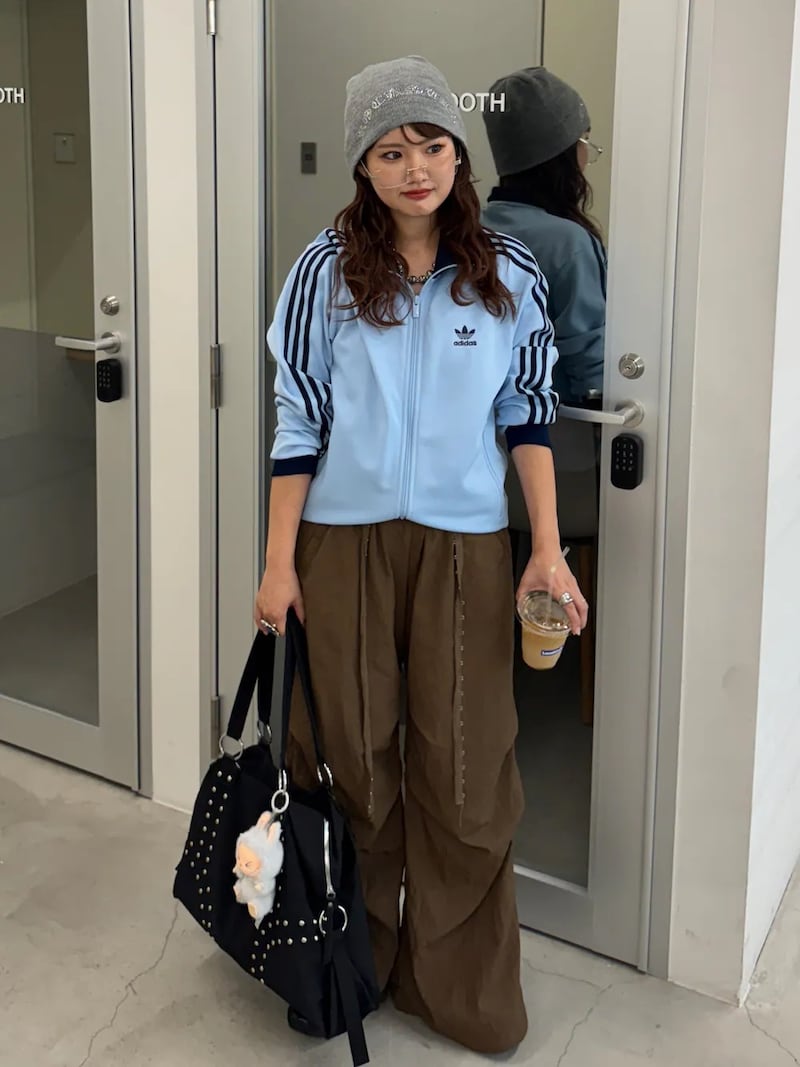 ブラックの大きなバッグにラブブがアクセントになっています 出典:WEAR