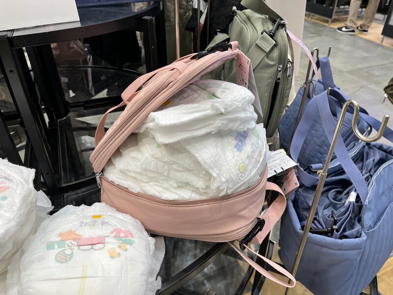 ワークマンの「高撥水マザーズ圧縮ショルダーバッグ」にはおむつが入る