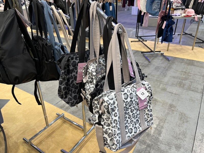 模様が入ったワークマンの「高撥水マルチシートインマザーズ2WAYトートバッグ」