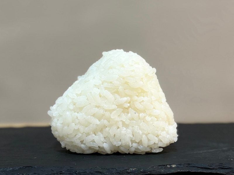 シンプルなビジュアルの塩むすび。重さを測ってみました!