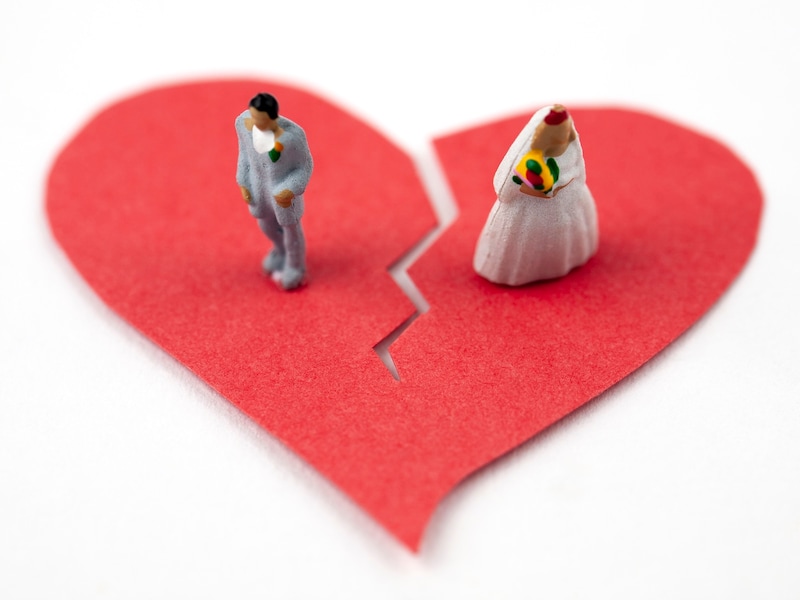 年下彼氏が持ち出したとんでもない「婚前契約」とは？（画像：PIXTA）