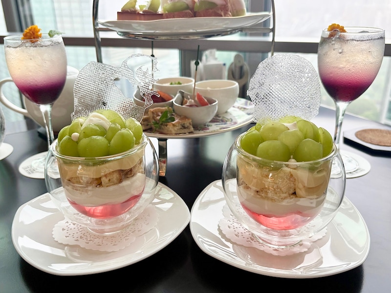 ぜいたくなシャインマスカットパフェもメニューの1つ。単品でも人気がでそうな華やかなビジュアルです！