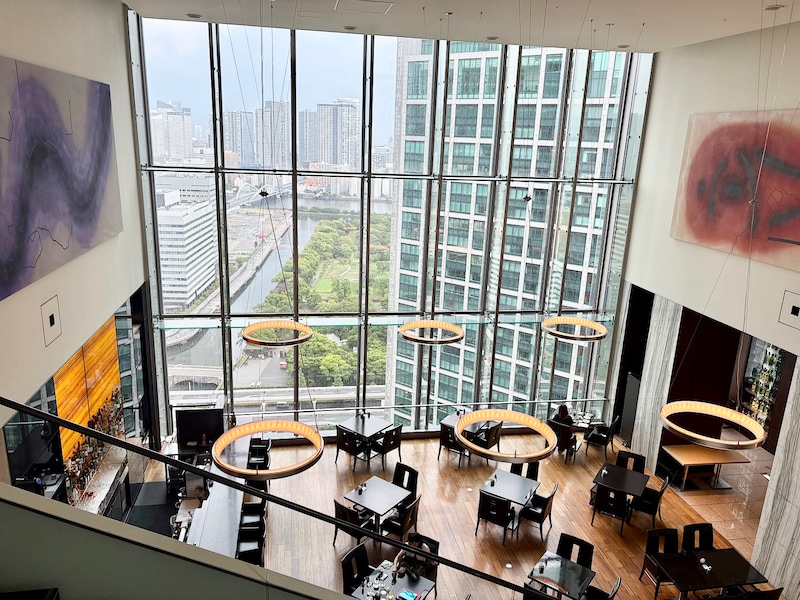 大きな窓があるラグジュアリーな店内。高級感のあるぜいたくな空間も魅力です