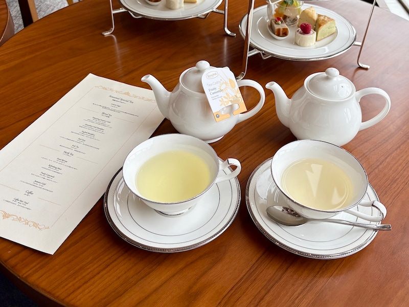 ドイツブランド「ロンネフェル」の紅茶を楽しめます  左：フルーティーカモミール（ホット）、右：レモンセージ（ホット） 