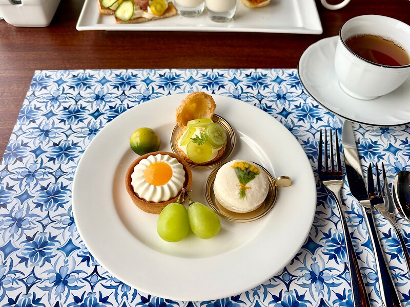 シャインマスカットとお花のアフタヌーンティー。ビジュアルの美しさにときめきます。