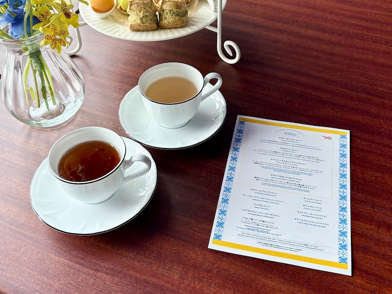 ネーミングもかわいいドリンクメニュー多数 左：フラワーガーデン（ホット）、右：ファンシーマスカットチャイ 