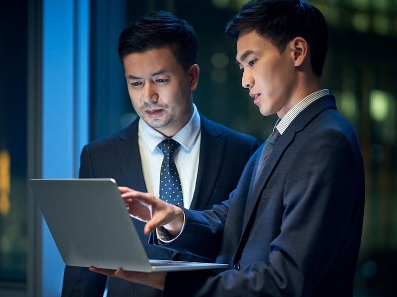 残業する会社員