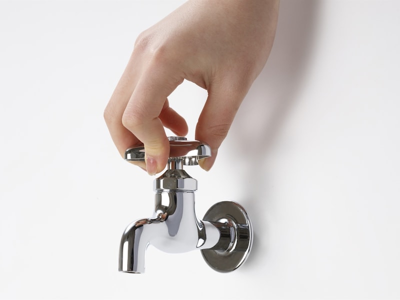 「お金が貯まらない人」は水道のしずくに気づかない？小さな習慣が財産を左右する※画像：amanaimages