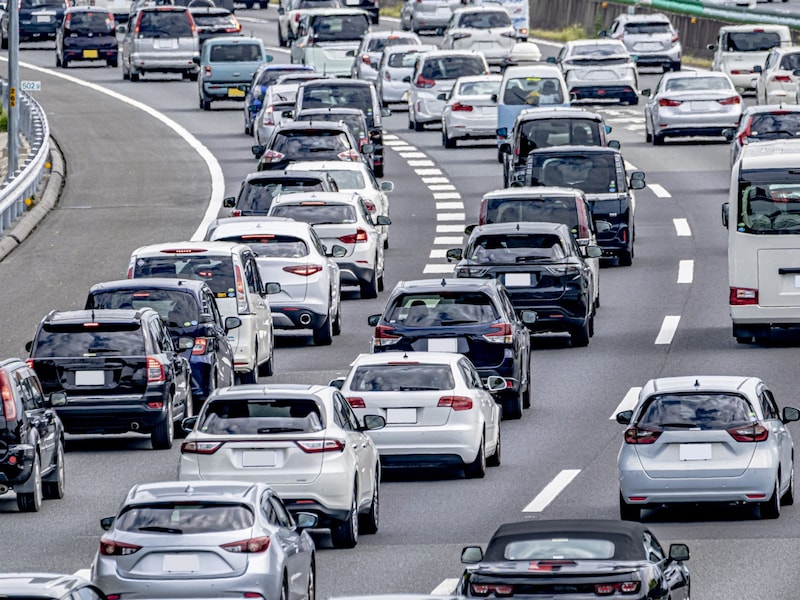 高速道路で渋滞中、頻繁な車線変更に効果はある？ ※画像：PIXTA