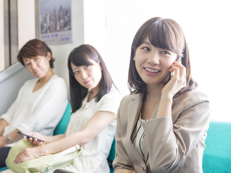 なぜ？電車内では「通話NG」で「私語OK」（画像出典：PIXTA）