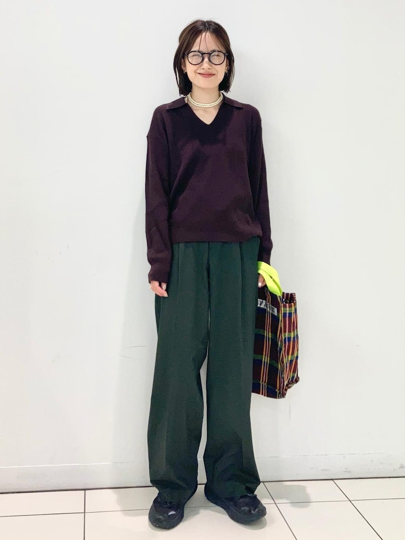 襟があるだけでゆったりニットも今っぽい雰囲気に　出典：StyleHint