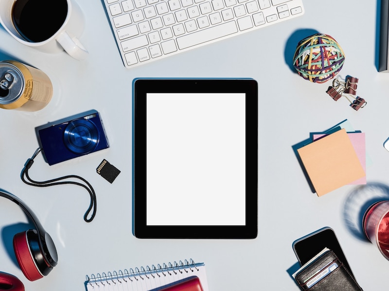 スマホや財布など身近な持ち物を整える習慣が大事！※画像：amanaimages