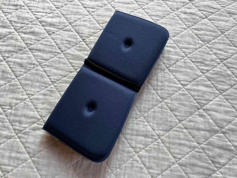 キャンドゥの「低反発レジャークッション」は半分に折りたためる