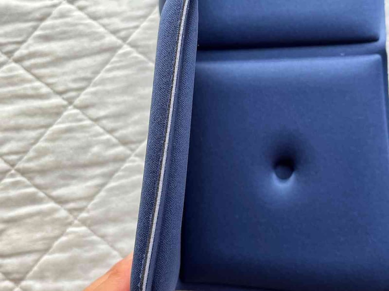 表と裏で厚みが異なる