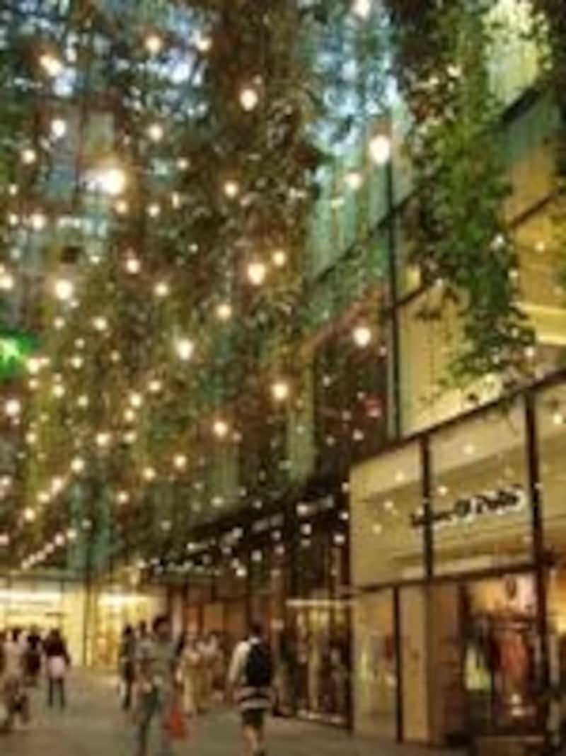 地上はおしゃれなショッピングセンター