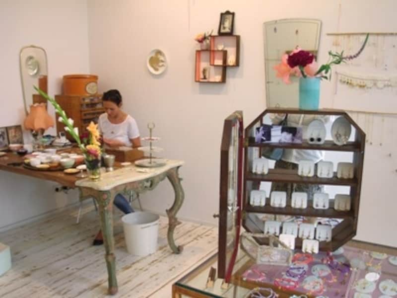 ショップで製作中のデザイナー、マルガレート・トゥートゥレアヌさん。