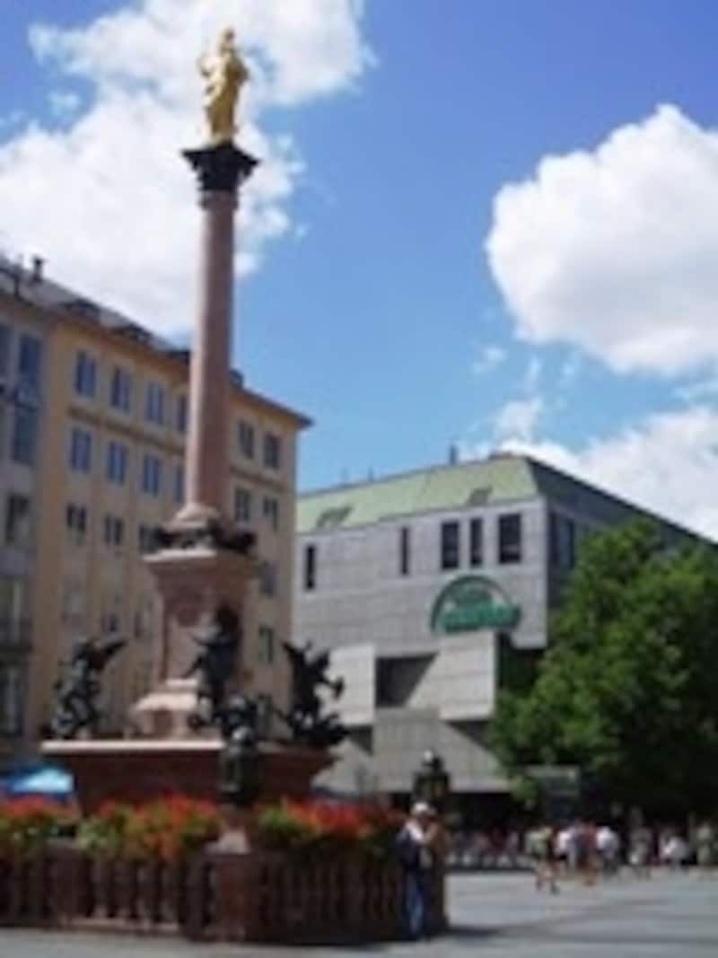 マリエン広場に面しているカウフホフ