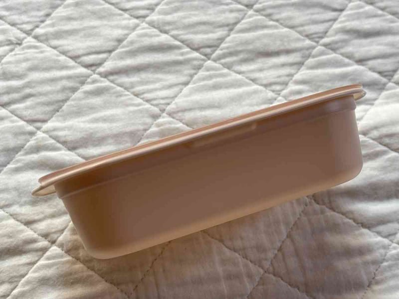 キャンドゥの「とにかく洗いやすいお弁当箱270mLP」は本体とふたのふちがフラットになっている