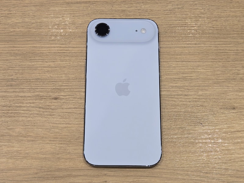 背面のカメラ部分が特徴的