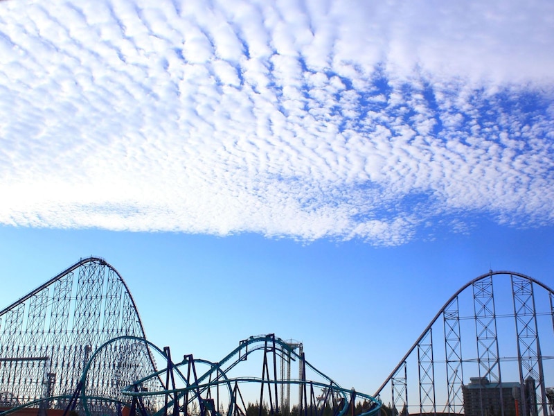 【いわし雲】鰯の群れを思わせる雲。これも高い空にできる巻積雲の1つ(画像出典:PIXTA)