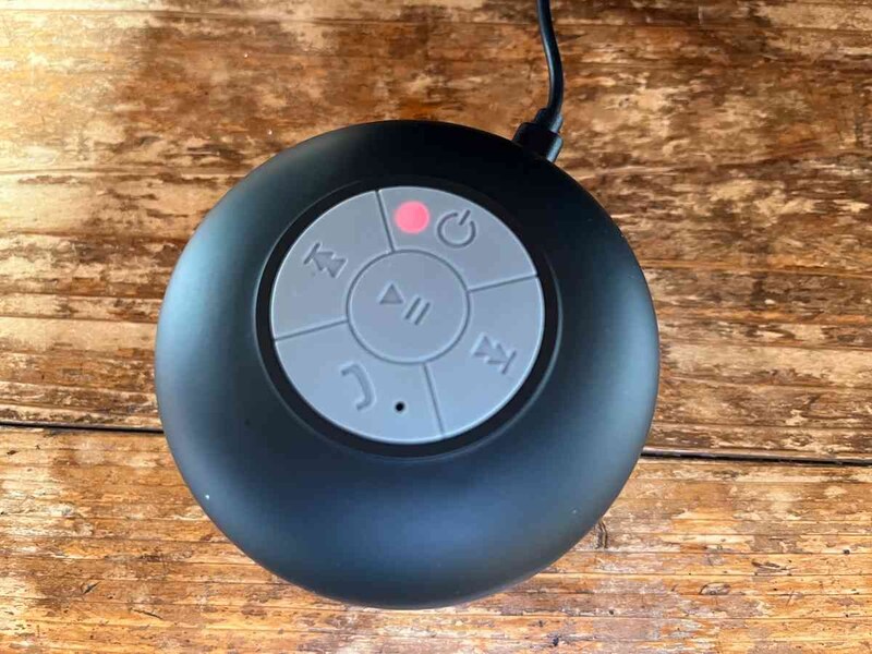 キャンドゥの「防滴ワイヤレススピーカー」の充電中は、赤いライトが点灯する