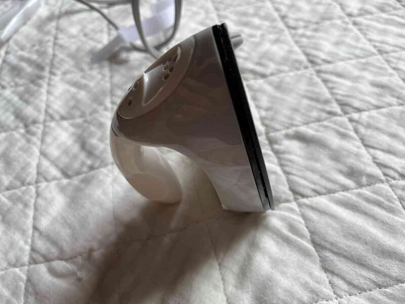 プチアイロンを立てて温度が上がるのを待つ