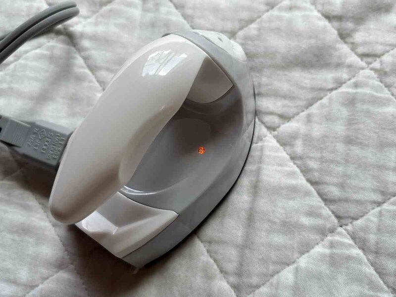 プチアイロンの電源を入れる