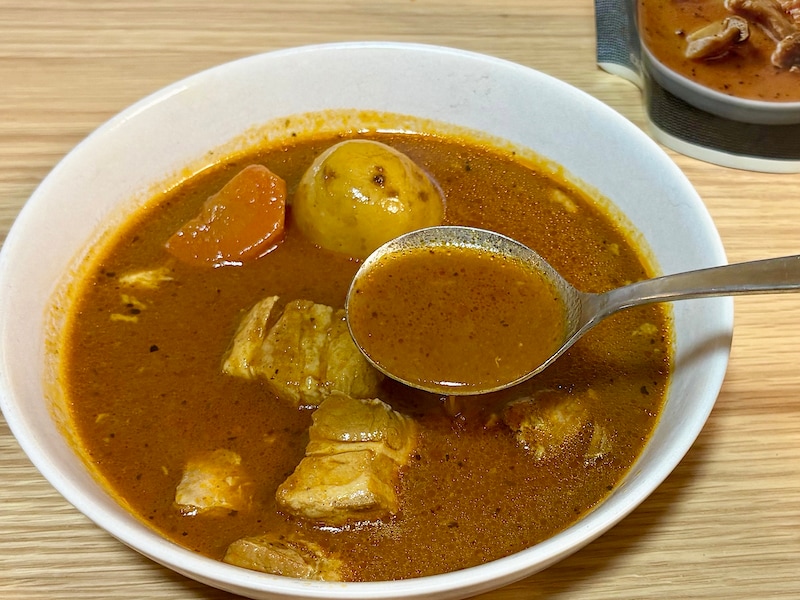 サラサラとしたスープに、大きめの具材がごろごろ入った食べ応え抜群の一品!