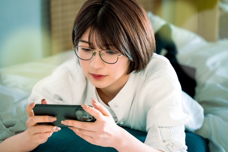 ゲームをする女性