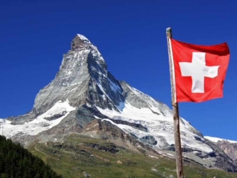 名峰マッターホルンとスイス国旗