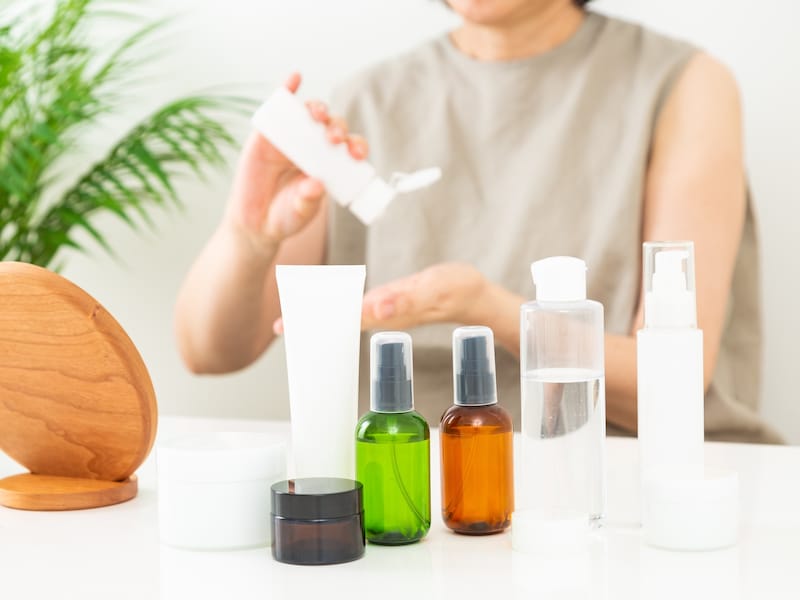 妻の化粧品依存が止まらない（画像：PIXTA）