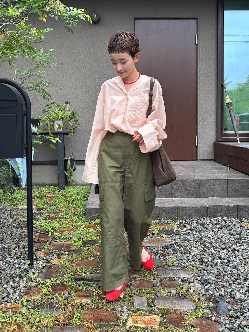 赤のバレエシューズで足もとに差し色を 出典:WEAR