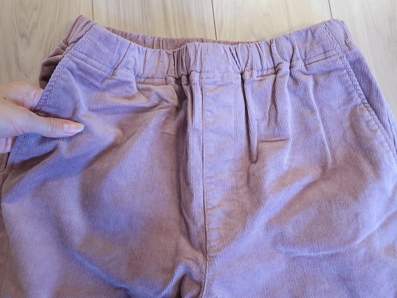 ウエストはゴムで楽ちん! ポケットもついています。
