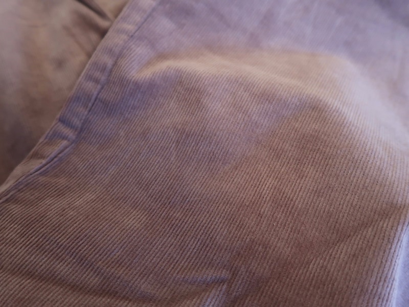 畝が細く、カジュアルになり過ぎないのが大人向け