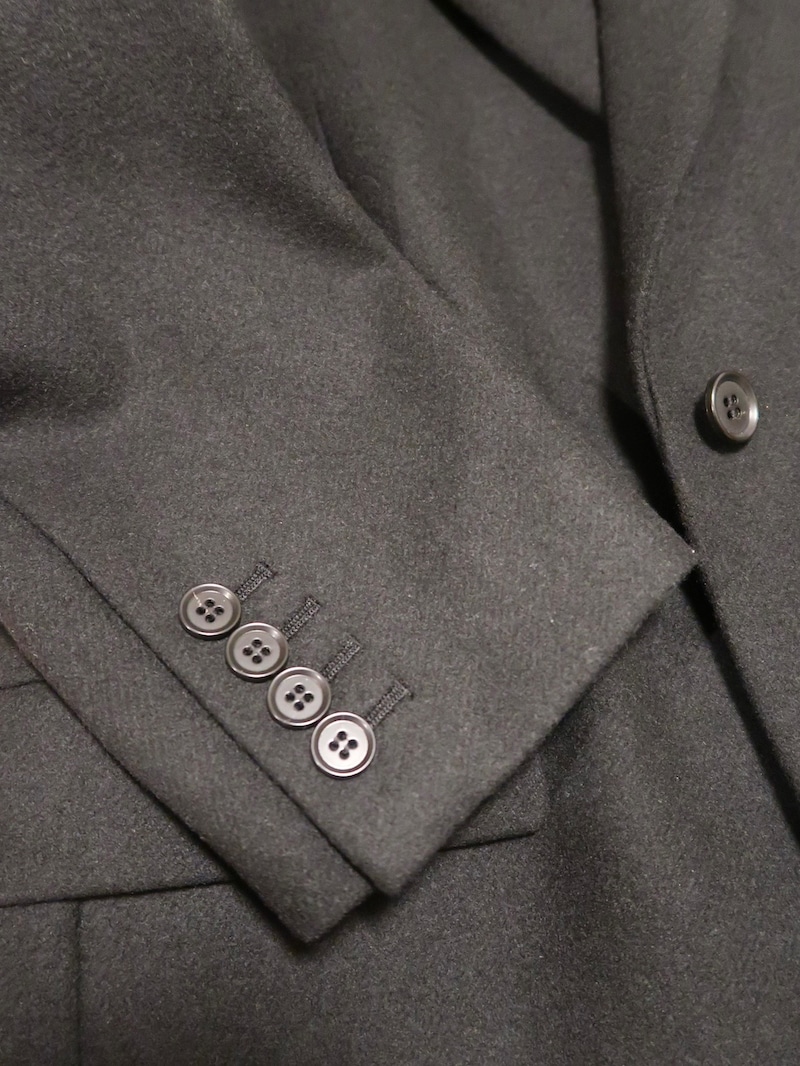 袖のボタンは4個ついており、落ち着いた印象で着られます