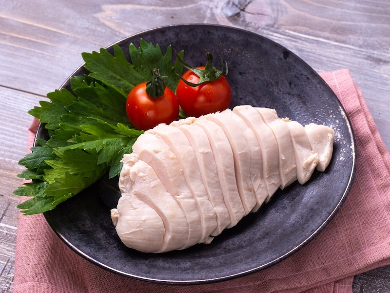 食費を1円でも節約しようと比較的安価な“鶏むね肉”メインの食事に切り替えたら……思わぬ結果に ※画像：PIXTA