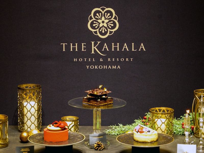 左から、THE KAHALA CHRISTMAS 2025 “ROUGE”(税込1万2960円)、CHRISTMAS OPERA(税込1万800円)、CHRISTMAS FROMAGE(税込8640円)