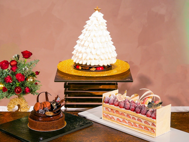 左から、チュアオショコラ(税込8500円)、ホワイトツリー(税込3万円)、あまおう苺のショートケーキ(税込1万2000円)※ハーフ(税込7000円)