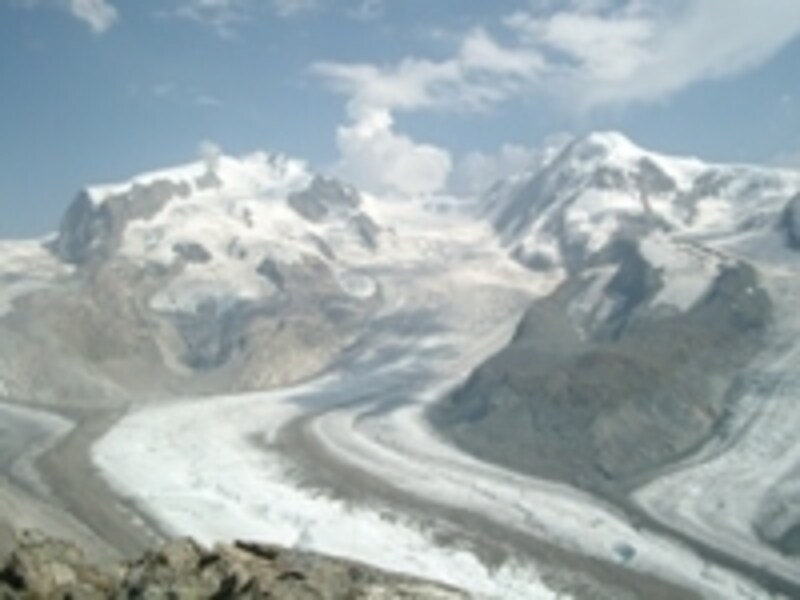 スイス最高峰、モンテローザ（左）と氷河