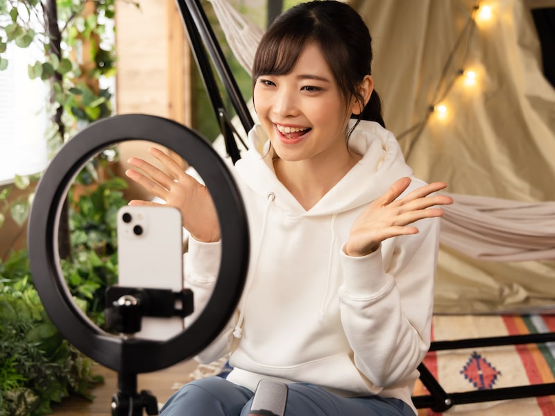 ディズニーなどのテーマパークでのYouTube撮影は、再生数を稼げる一方で法的リスクも。※画像出典:PIXTA