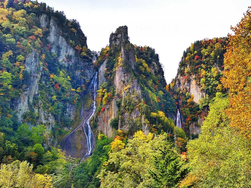 「層雲峡」双爆台から望む銀河の滝（左）と流星の滝（北海道）※撮影：大谷修一