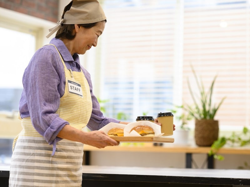 70歳で働いていますが年金の受け取り方について知りたい（画像：PIXTA）