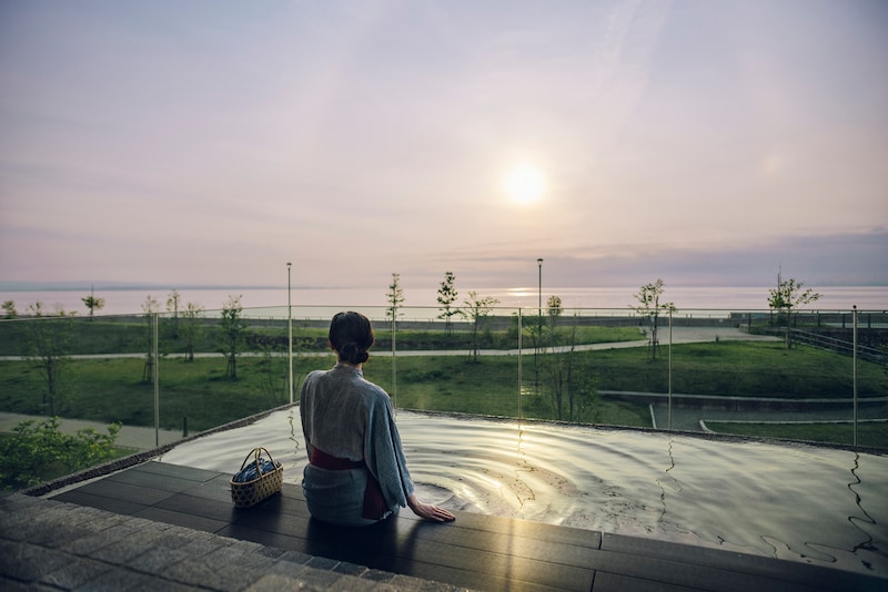 足湯から朝日を眺めるのも温泉地ならではの贅沢な時間