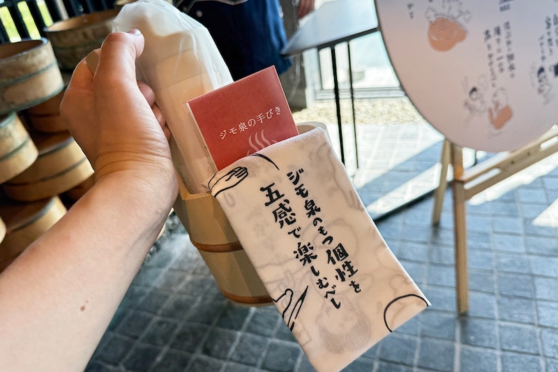 湯桶、石鹸、タオル、オリジナルデザインの手ぬぐいなどがセットになった「ジモ泉巡りセット」