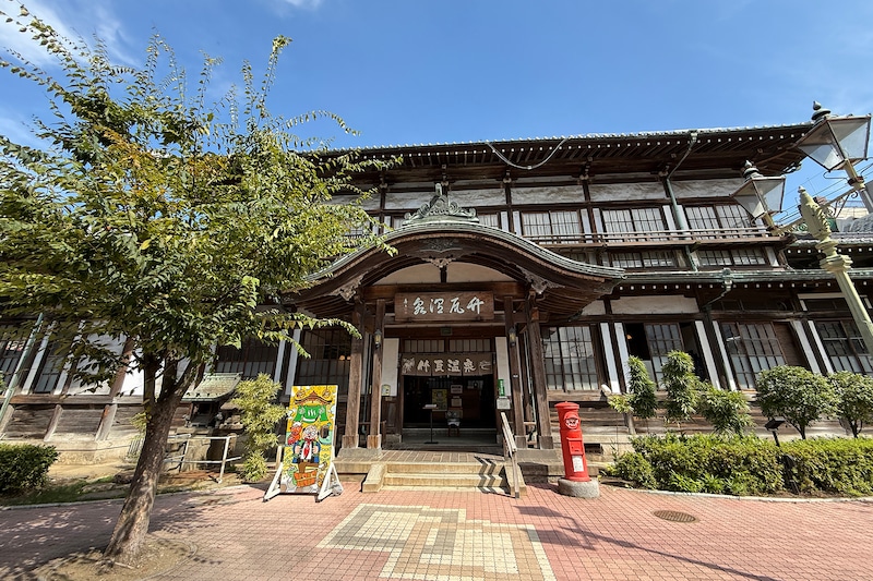 竹瓦温泉。珍しい砂湯があり、浴衣を着て砂の上に寝ころぶと、温泉で暖められた砂をかけてくれる