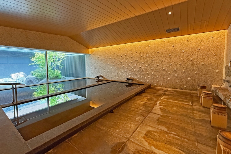 「界 別府」の内風呂。壁面にはご当地の磁器「臼杵焼き」