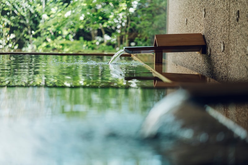 「界 別府」の内湯。海に近いため湯は塩泉